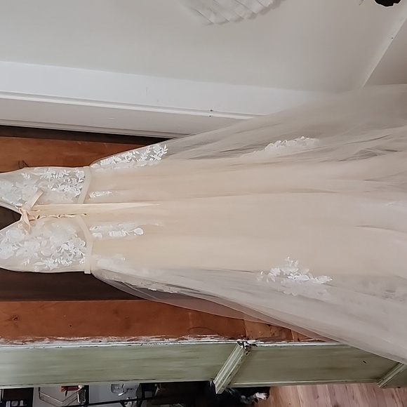 *NEW* Wedding dress: A-line - Picture 3 of 9